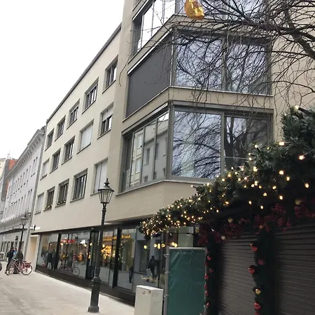 Goldenkey-suites - Luxury 'rathausplatz' - Overlooking The Main Square - Air Conditioning & Elevator *